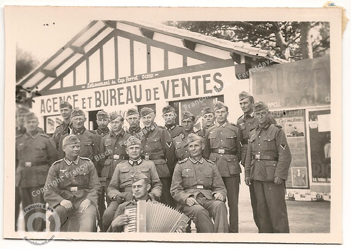 Soldats allemands devant l'agence immobilière Cheyroux du Cap Ferret - Ferretdavant.com