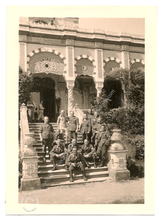 Soldats allemands sur le perron de la villa Algérienne -  Ferretdavant.com - Bassin d'Arcachon